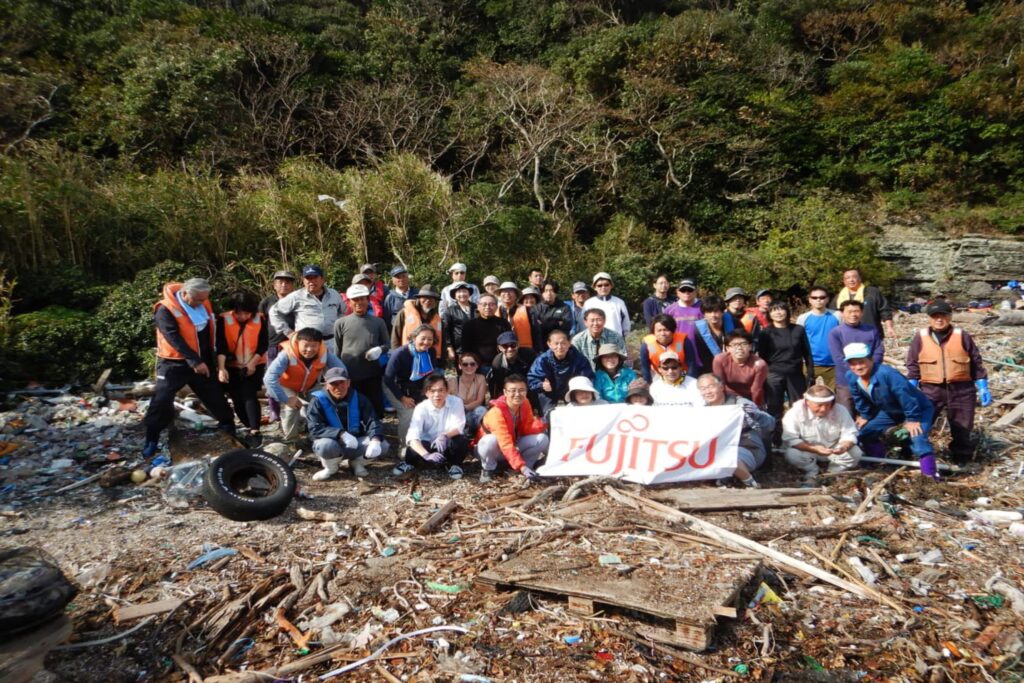富士通株式会社の海岸清掃活動