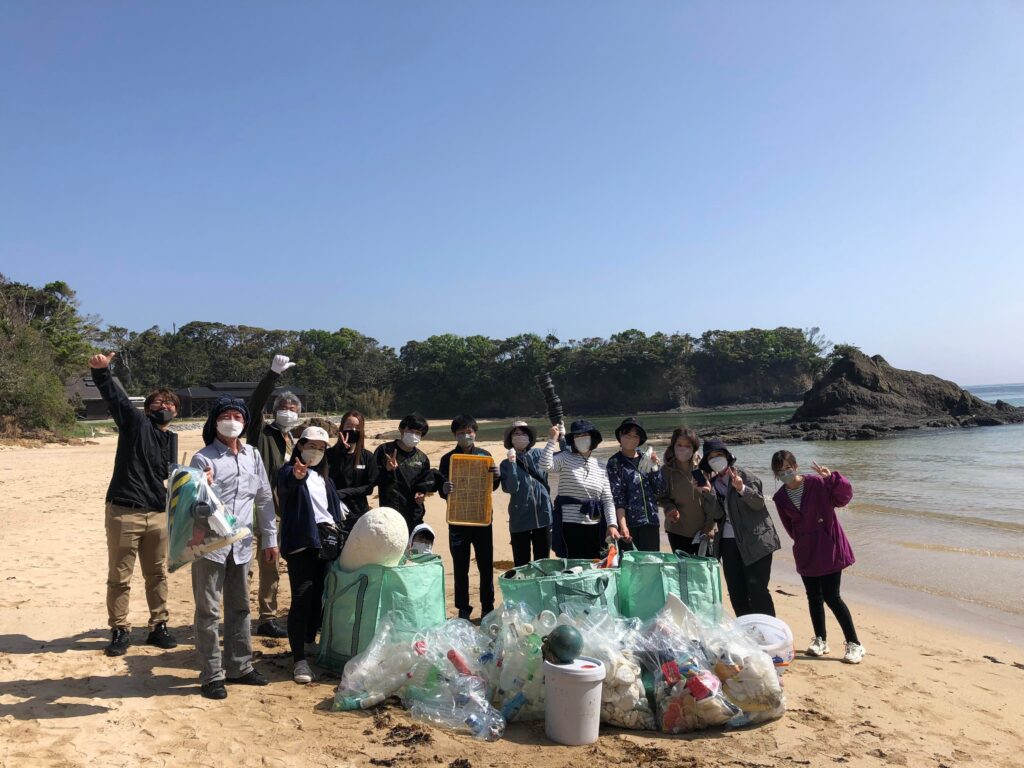 壱岐のボランティアグループが三宇田浜で海岸清掃